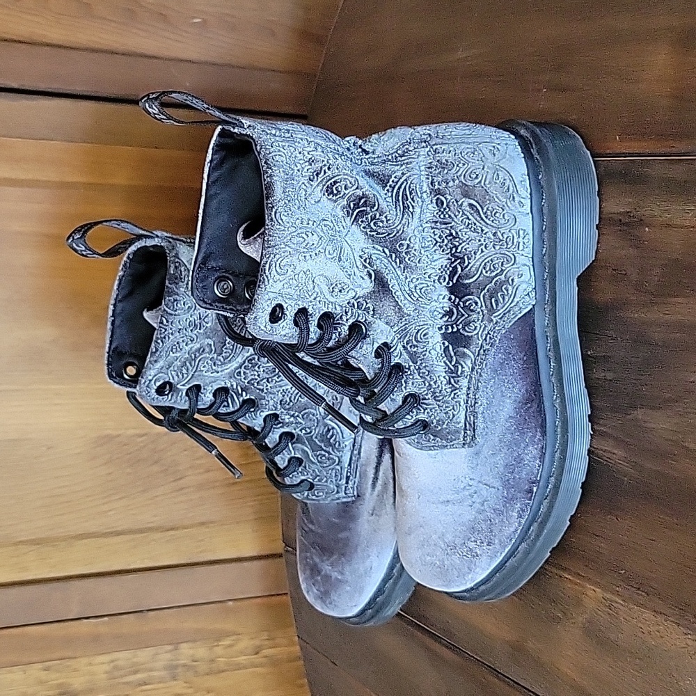 Dr. Martens 1460 Grey Velvet Embossed Brocade Lace Up Boots Sz 5 - Picture 7 of 13